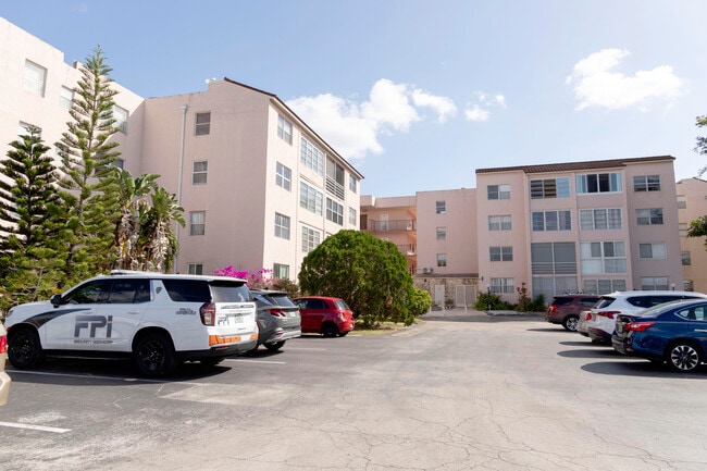 property at 2851 Somerset Dr