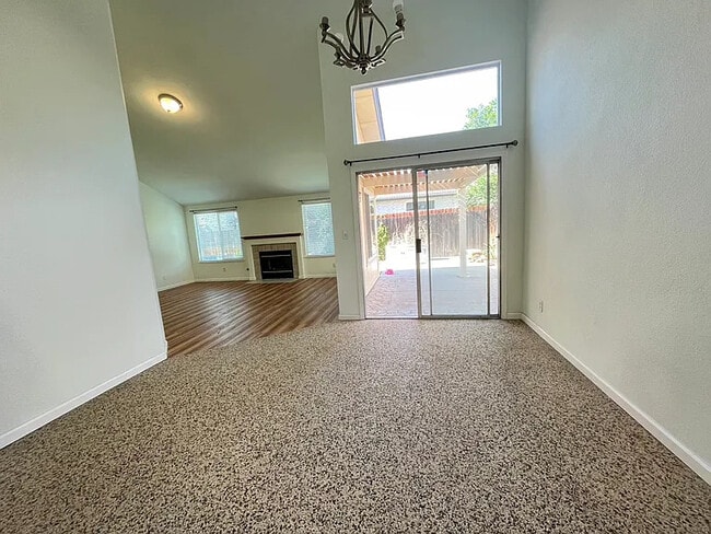 2082 E Minarets Ave in Fresno, CA - Foto de edificio - Building Photo