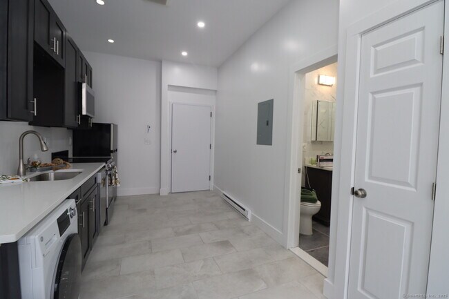 74 State St-Unit -1 in New London, CT - Building Photo - Building Photo