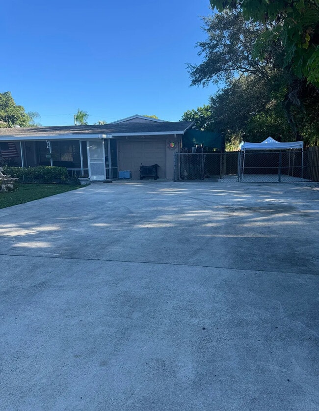 4576 Wenhart Rd, Unit 1 in Lake Worth, FL - Foto de edificio - Building Photo