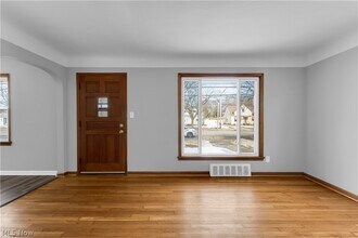 14028 Rockside Rd in Maple Heights, OH - Building Photo - Building Photo