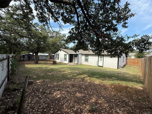 1005 Roberts St in Bowie, TX - Building Photo - Building Photo