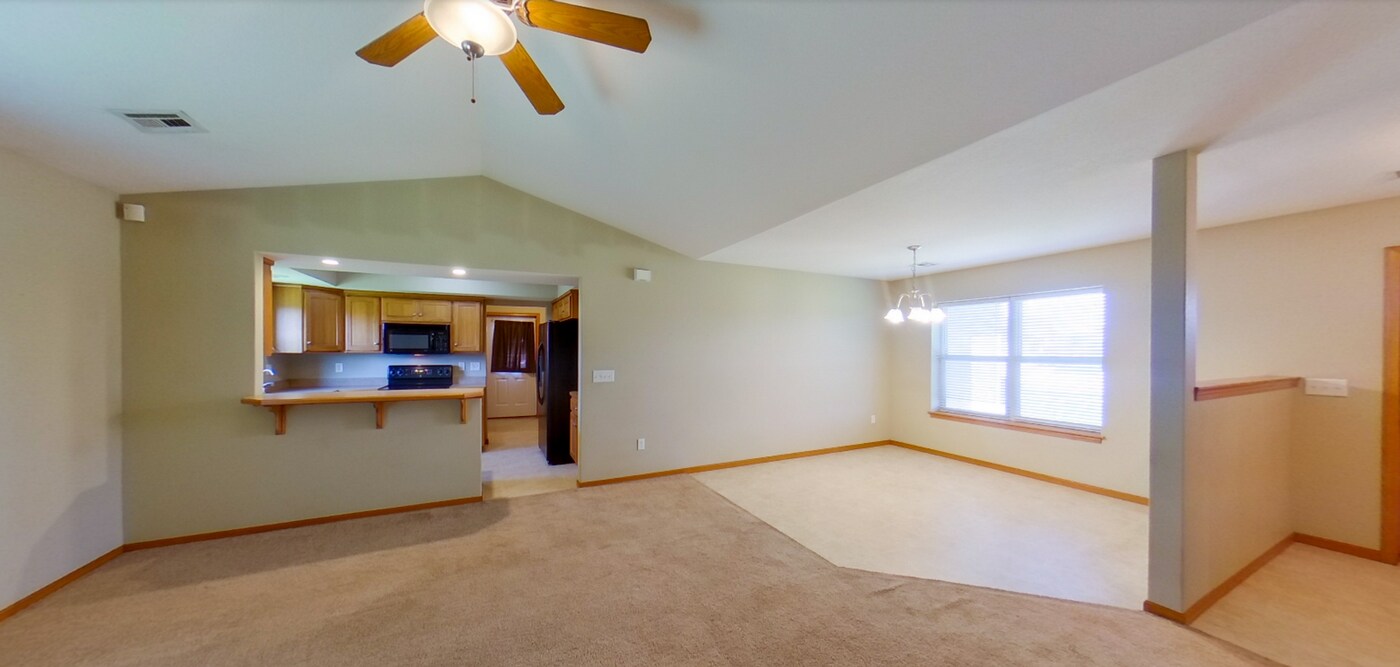 301 Walters Dr in Manhattan, KS - Building Photo