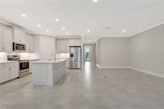 335 Tamarindo Ln in Naples, FL - Building Photo - Building Photo