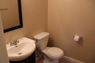700 Northfield Dr in Sacramento, CA - Building Photo - Building Photo