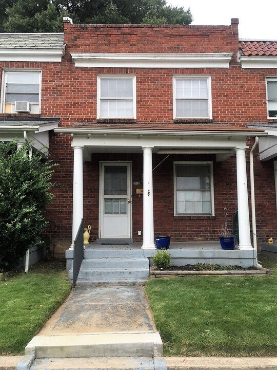 3010 W Leigh St in Richmond, VA - Building Photo