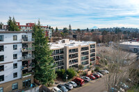 5025 California Ave SW in Seattle, WA - Foto de edificio - Building Photo