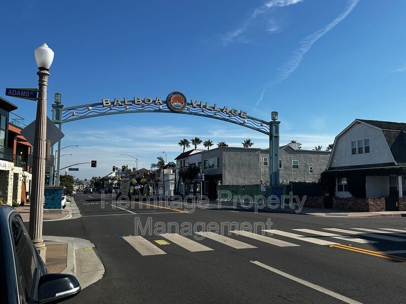 328 E Balboa Blvd in Newport Beach, CA - Foto de edificio