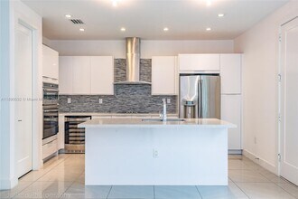 6402 NW 104th Path in Medley, FL - Building Photo - Building Photo