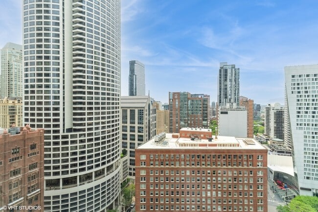 111 E Chestnut St in Chicago, IL - Building Photo - Building Photo