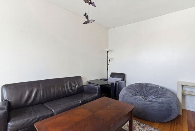 24 Darling St, Unit 3 in Boston, MA - Foto de edificio - Building Photo