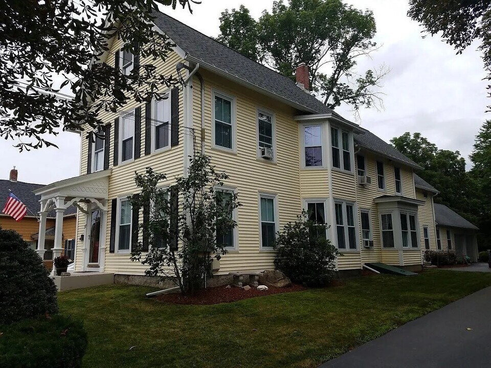 27 Hayden Rowe St, Unit 1 in Hopkinton, MA - Building Photo