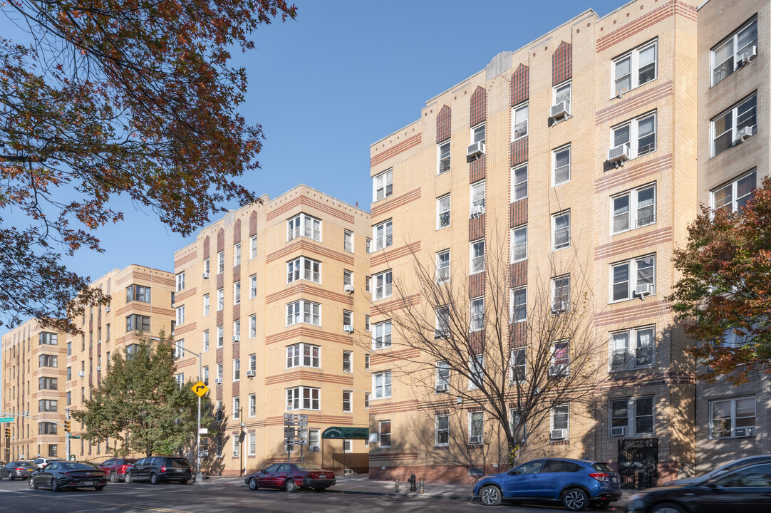 2166 Bronx Park E in Bronx, NY - Building Photo