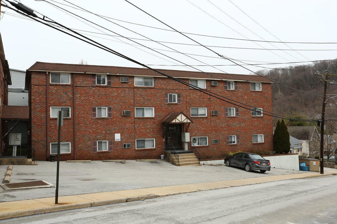 Mountain View in West Conshohocken, PA - Building Photo