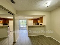 2245 Fletchers Point Cir in Tampa, FL - Foto de edificio - Building Photo