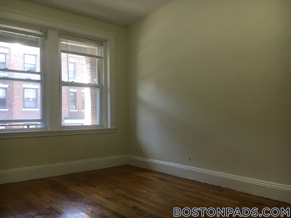 119 Sutherland Rd, Unit D in Boston, MA - Building Photo