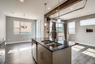 12243 W Alameda Dr in Lakewood, CO - Foto de edificio - Building Photo