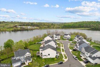 35898 Quantum Pl in Round Hill, VA - Building Photo - Building Photo