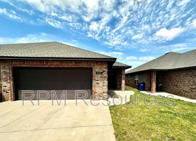 141 Bison Court Way in Mustang, OK - Foto de edificio