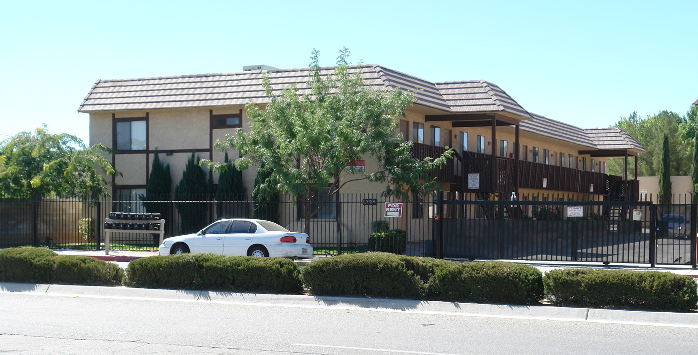 4108 W Avenue L in Lancaster, CA - Foto de edificio