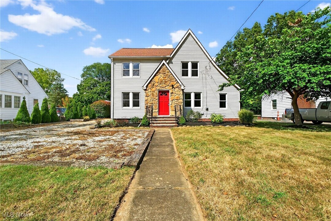 3221 Killian Rd in Uniontown, OH - Building Photo