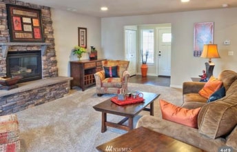 4827 156th St SW in Edmonds, WA - Foto de edificio - Building Photo