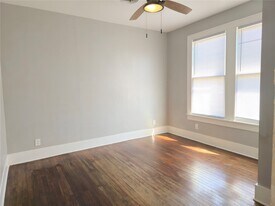 4302 Ave Q 1/2 in Galveston, TX - Building Photo