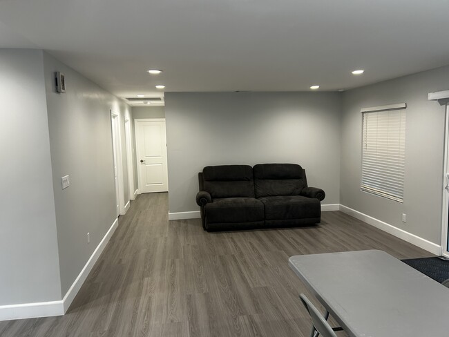 7814 Lindley Ave in Reseda, CA - Foto de edificio - Building Photo