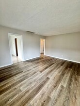 9220 SE Raymond St-Unit -9220 in Portland, OR - Building Photo - Building Photo