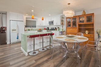 5711 Owensmouth Ave in Woodland Hills, CA - Building Photo - Building Photo