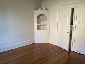 372 W Maple St, Unit First Floor in Dallastown, PA - Building Photo - Building Photo