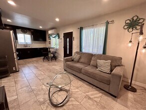 1366 N Soto St in Los Angeles, CA - Foto de edificio - Building Photo