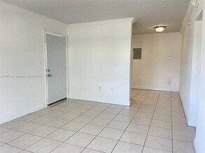 16118 NE 21st Ave in North Miami Beach, FL - Foto de edificio - Building Photo