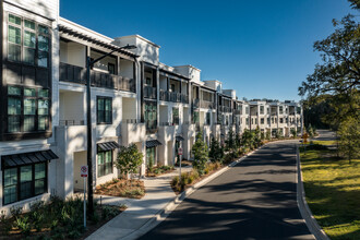 Enclaves at College Town in Tallahassee, FL - Foto de edificio - Building Photo