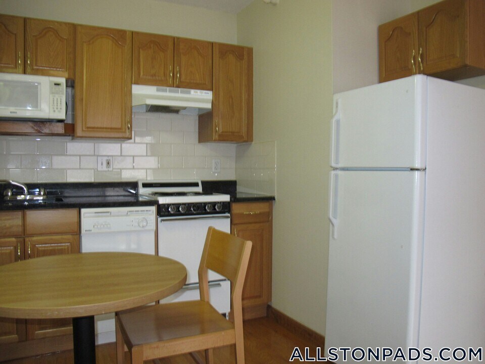 1110 Commonwealth Ave in Boston, MA - Building Photo