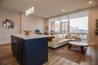 2402 W Carmen Ave in Chicago, IL - Foto de edificio - Building Photo