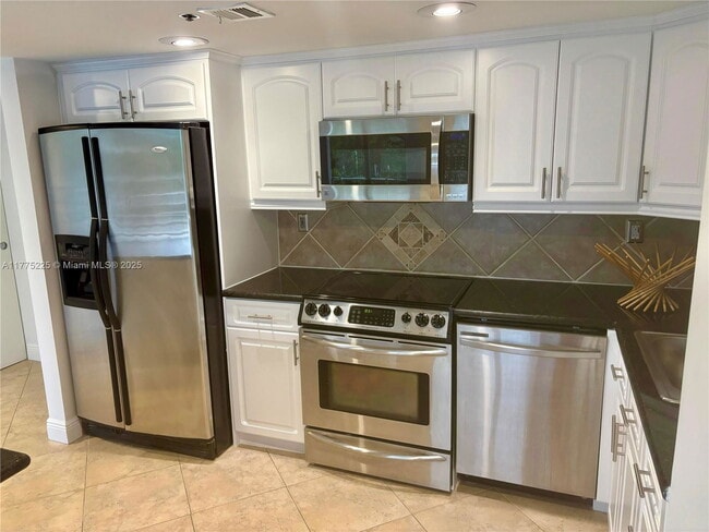 2025 Brickell Ave in Miami, FL - Building Photo - Building Photo