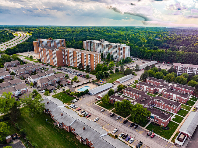 Pine Ridge Apartments in Willoughby Hills, OH - Building Photo - Building Photo