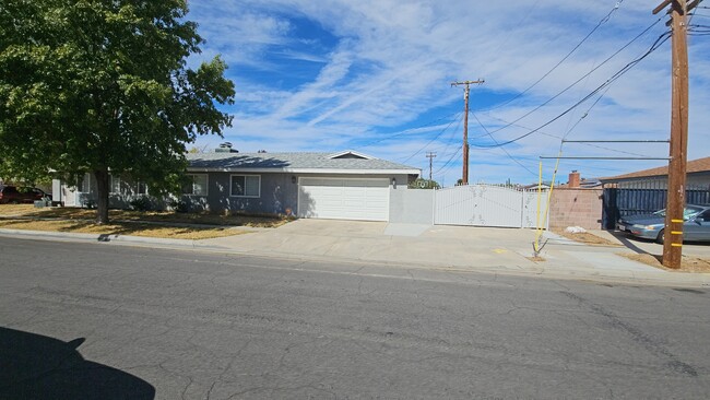 45010 18th St W in Lancaster, CA - Building Photo - Building Photo