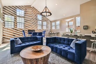 Emerald Ridge in Bellevue, WA - Building Photo - Building Photo