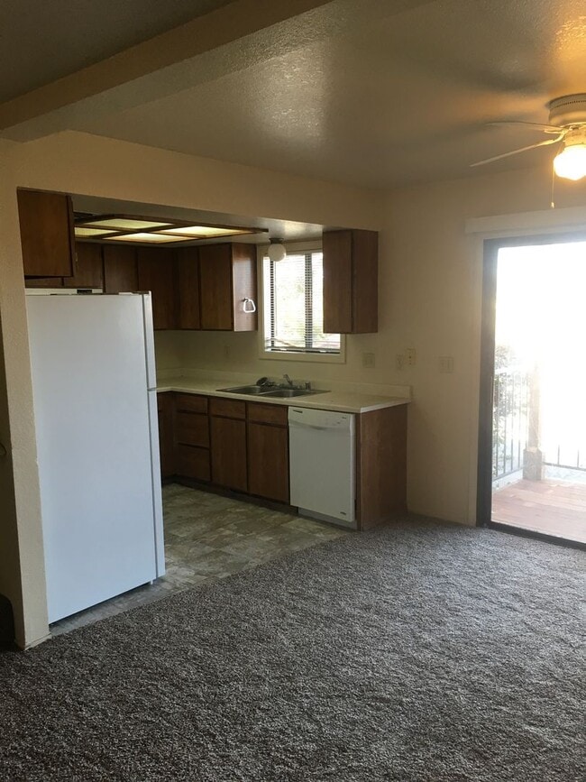 813 Mission Sierra Ct in Redding, CA - Building Photo - Building Photo