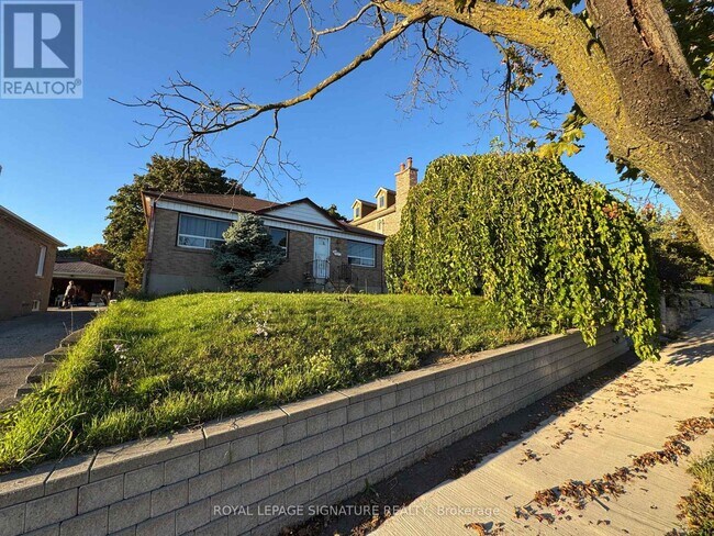 16 Hawkins Dr in Toronto, ON - Building Photo - Building Photo