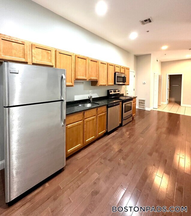 26 Portland St, Unit 102 in Worcester, MA - Building Photo