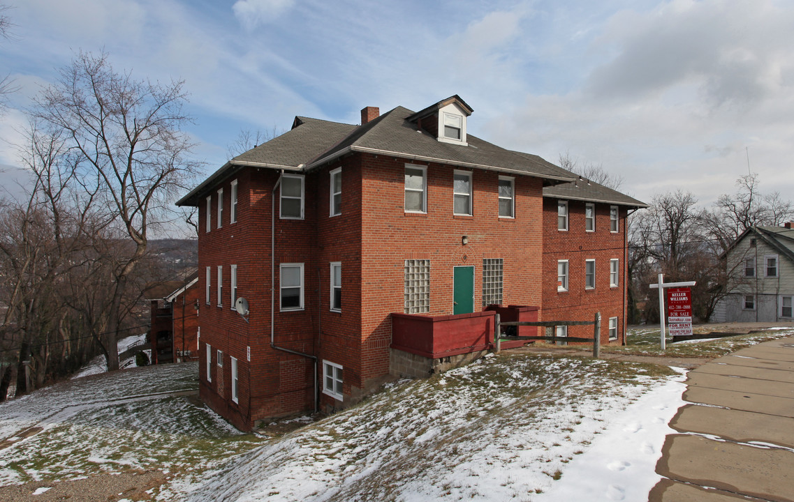 240 Pennsylvania Ave in Clairton, PA - Building Photo