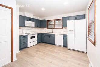 7941 Robinson St in Overland Park, KS - Building Photo - Building Photo