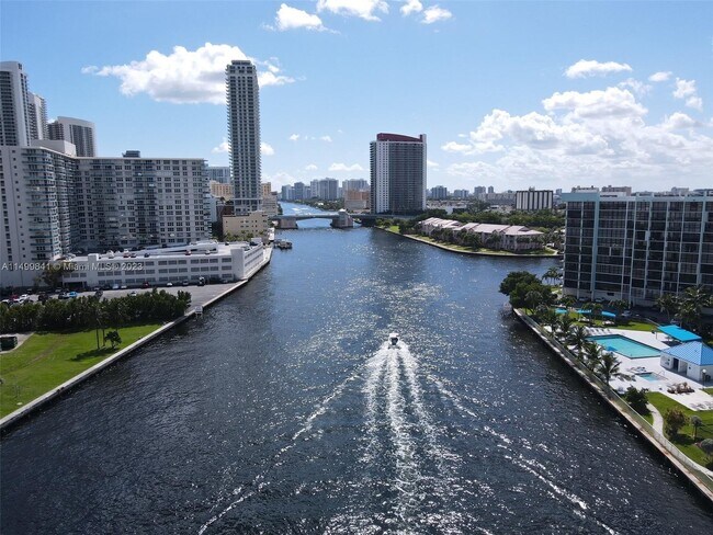 400 Leslie Dr, Unit 1105 in Hallandale Beach, FL - Building Photo - Building Photo