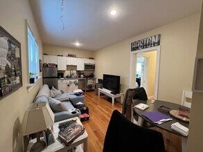 25 MacArthur St, Unit 1 in Somerville, MA - Foto de edificio - Building Photo