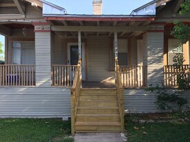 1114 W Russell Pl in San Antonio, TX - Building Photo