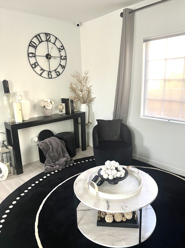 527 W Colden Ave in Los Angeles, CA - Foto de edificio - Building Photo