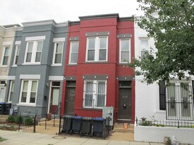 648 Morton Pl NE, Unit B Apartments